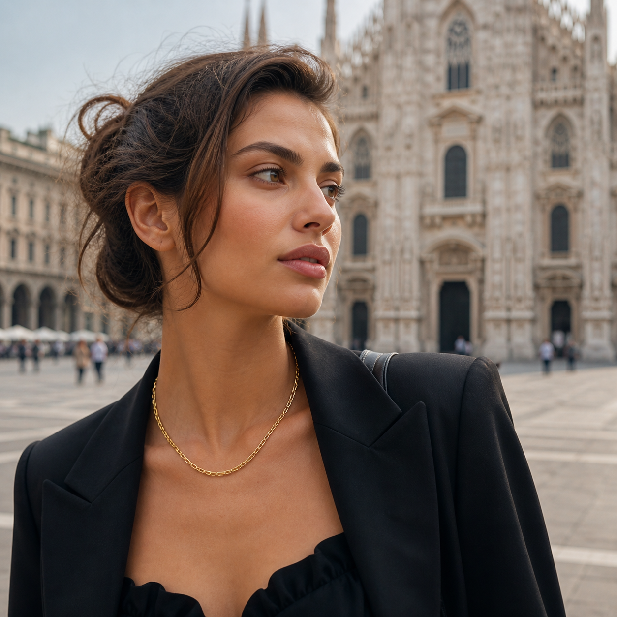 Kobieta ze złotym łańcuszkiem anchor ankier 585 14K przed Katedrą w Mediolanie – elegancki włoski look
