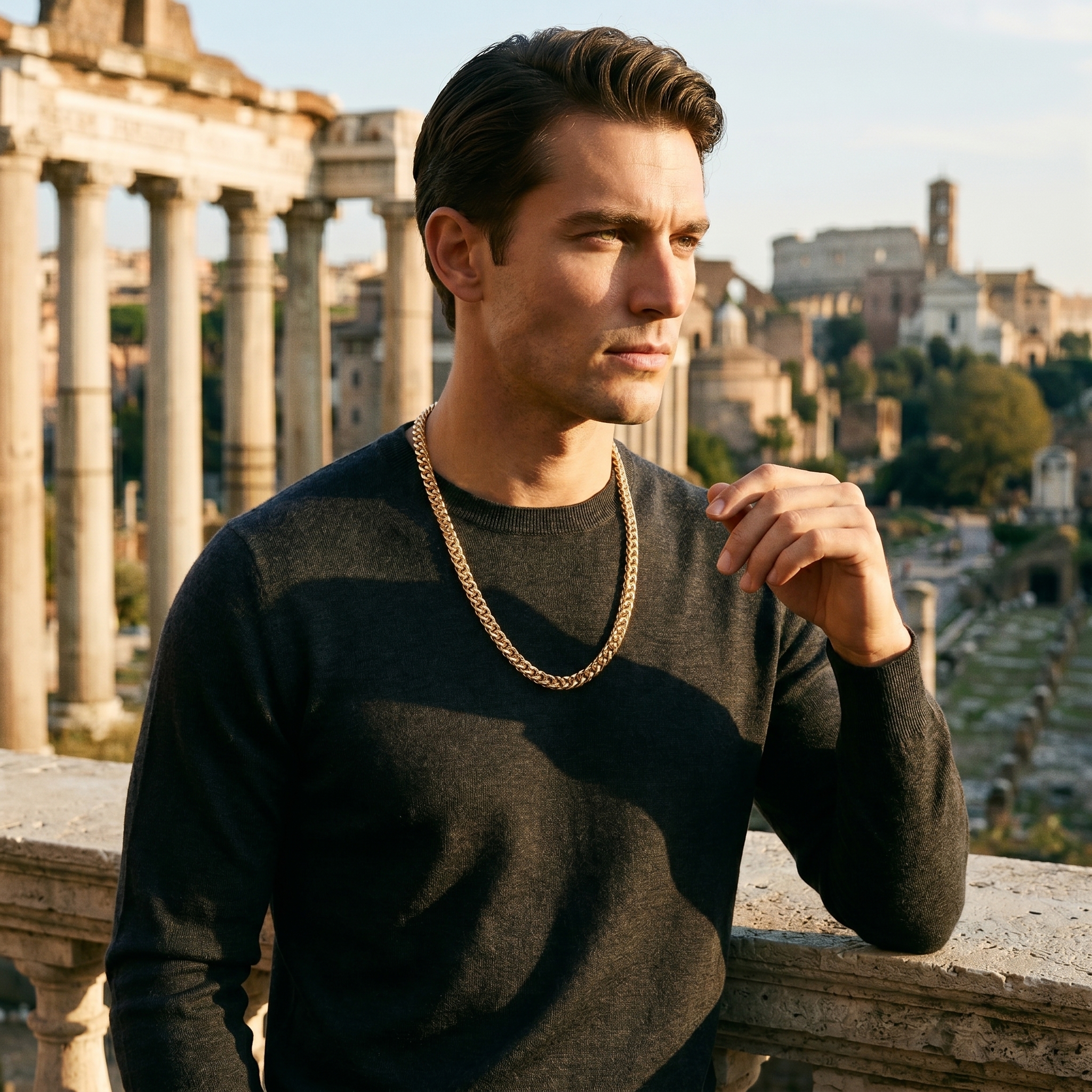 Mężczyzna ze złotym łańcuszkiem franco 585 14K na tle Forum Romanum – elegancki męski look, złota godzina