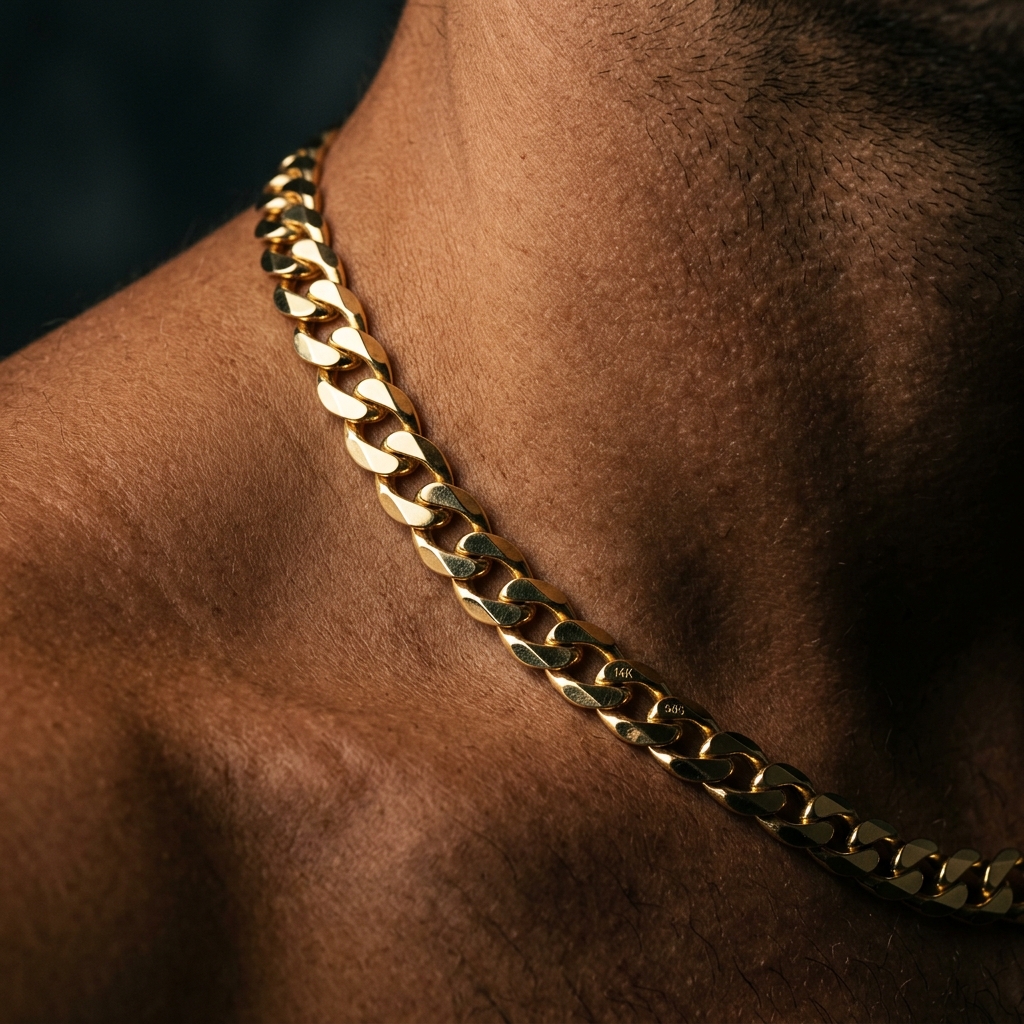 Zbliżenie makro na złoty łańcuszek pancerka 585 14K na szyi – detale splotu i połysk