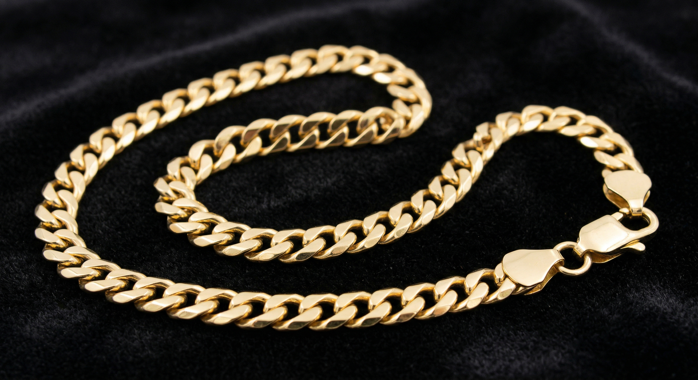 Złoty łańcuszek pancerka męski 585 14K – splot curb, polerowany, na czarnym aksamicie